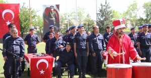 Karaman'da bir günlük askerlik yapan engelliler törenle yemin etti